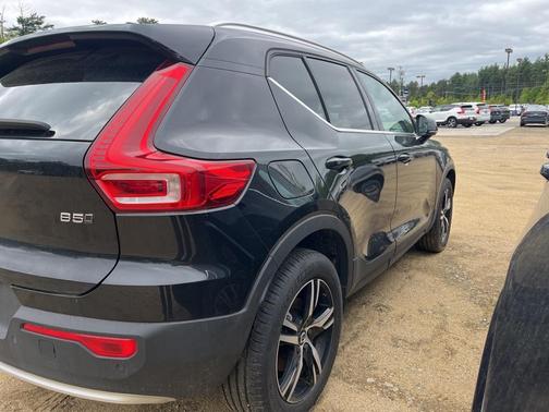 2025 Volvo XC40 B5 Core Bright Theme