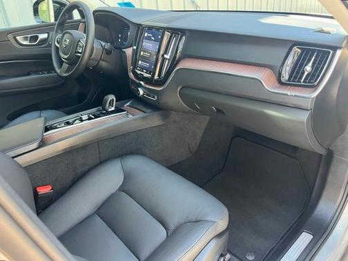 2024 Volvo XC60 B5 Plus Dark Theme