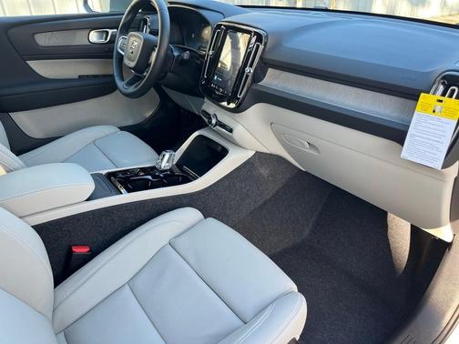 2025 Volvo XC40 B5 Ultra Bright Theme