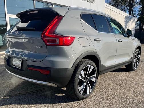 2025 Volvo XC40 B5 Ultra Bright Theme
