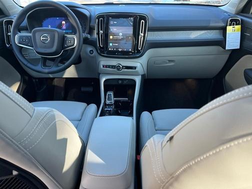 2025 Volvo XC40 B5 Ultra Bright Theme