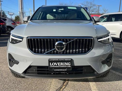 2025 Volvo XC40 B5 Ultra Bright Theme