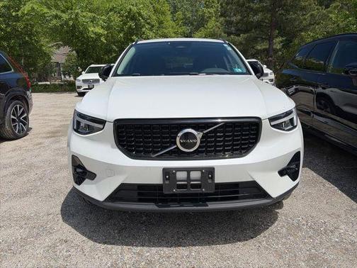 Crystal White 2023 Volvo XC40 B5 Plus Dark Theme