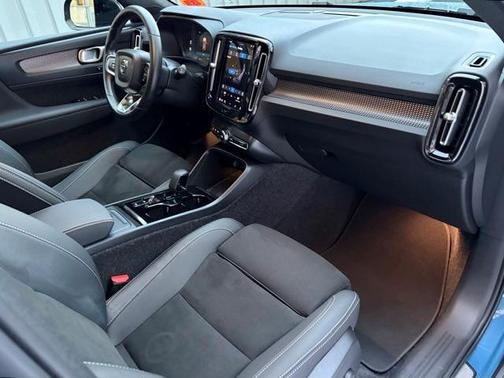 2025 Volvo XC40 B5 Plus Dark Theme