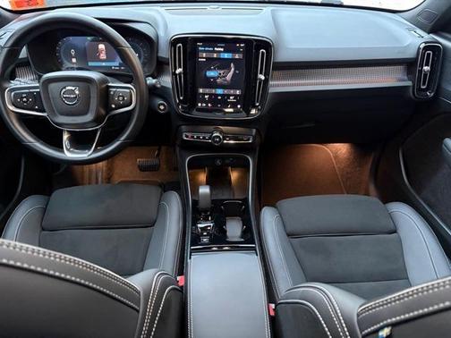 2025 Volvo XC40 B5 Plus Dark Theme