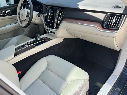 2022 Volvo S60 B5 Momentum