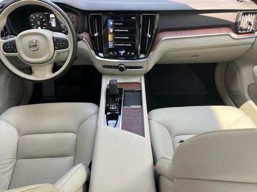 2022 Volvo S60 B5 Momentum