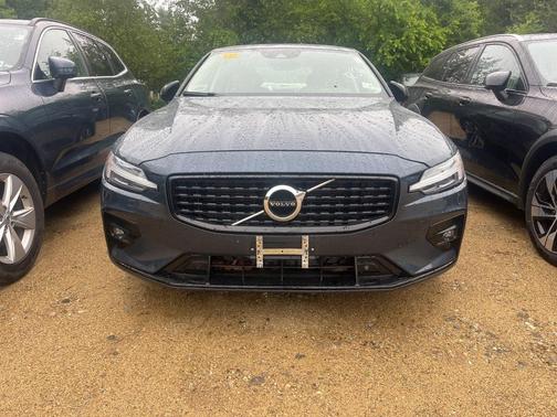 2022 Volvo S60 B5 Momentum