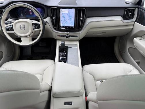2023 Volvo XC60 B5 Plus Bright Theme