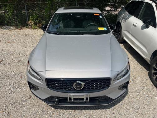2024 Volvo S60 B5 Ultimate Dark Theme