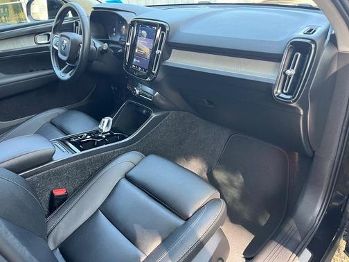 2025 Volvo XC40 B5 Plus Bright Theme
