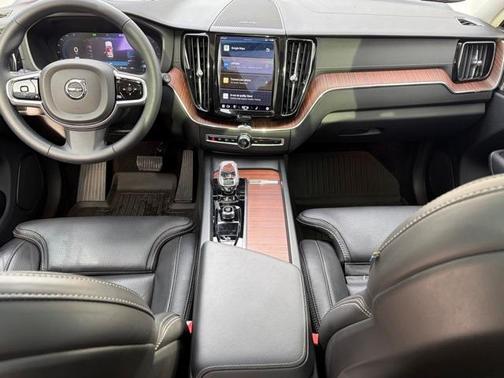 2023 Volvo XC60 B5 Ultimate Bright Theme