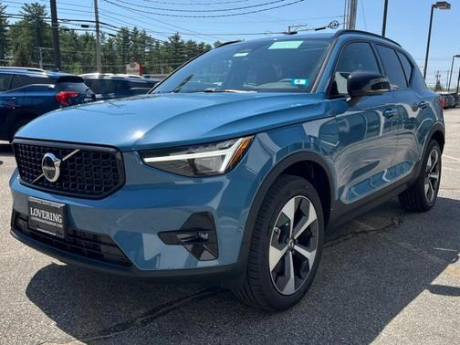 2025 Volvo XC40 B5 Plus Dark Theme