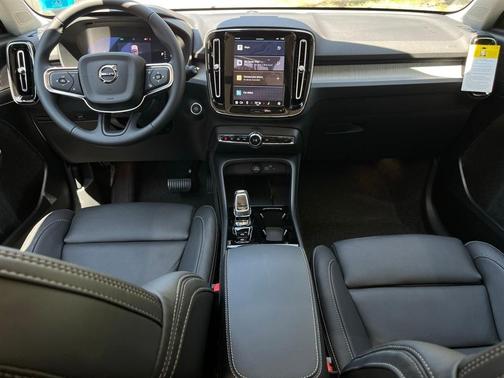 2025 Volvo XC40 B5 Plus Dark Theme
