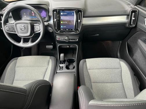 2025 Volvo XC40 B5 Core Bright Theme