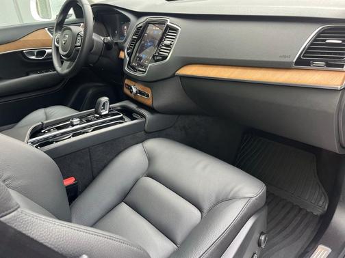 2024 Volvo XC90 B5 Plus Bright Theme