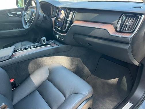 2024 Volvo XC60 B5 Plus Dark Theme