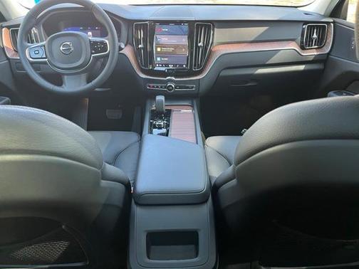 2024 Volvo XC60 B5 Plus Dark Theme