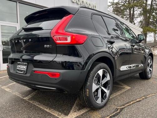 2025 Volvo XC40 B5 Plus Dark Theme