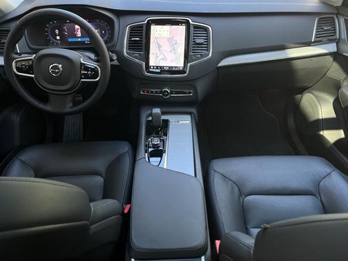 2025 Volvo XC90 B5 Core