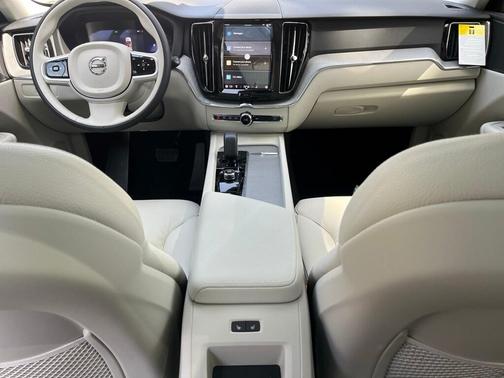 2025 Volvo XC60 B5 Plus
