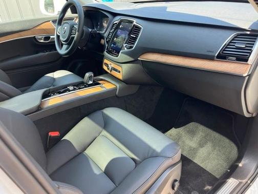 2024 Volvo XC90 B5 Plus Bright Theme
