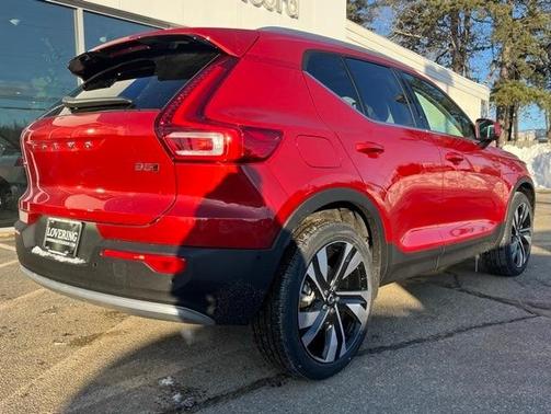 2025 Volvo XC40 B5 Ultra Bright Theme