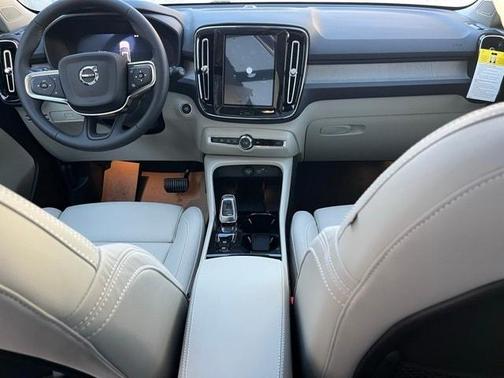 2025 Volvo XC40 B5 Ultra Bright Theme
