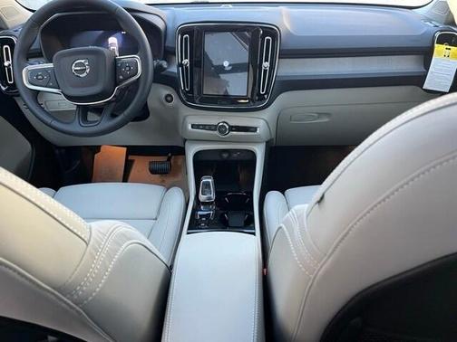 2025 Volvo XC40 B5 Ultra Bright Theme