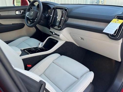 2025 Volvo XC40 B5 Ultra Bright Theme