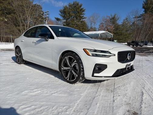 2024 Volvo S60 B5 Core Dark Theme