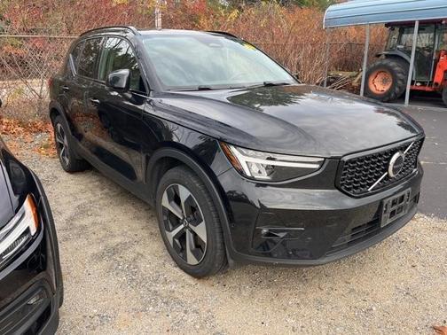 2023 Volvo XC40 B5 Plus Dark Theme
