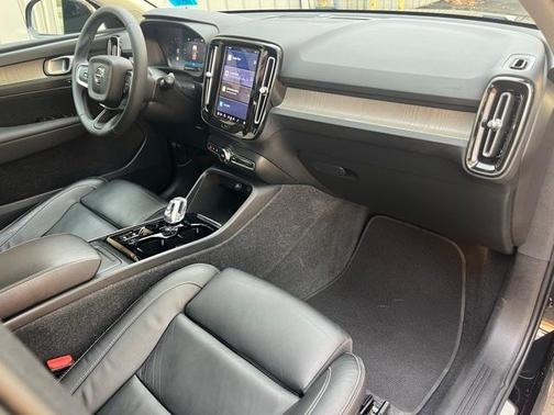 2023 Volvo XC40 B5 Plus Dark Theme
