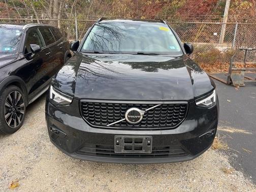2023 Volvo XC40 B5 Plus Dark Theme