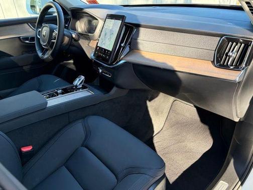 2025 Volvo XC90 B6 Plus 7-Seater