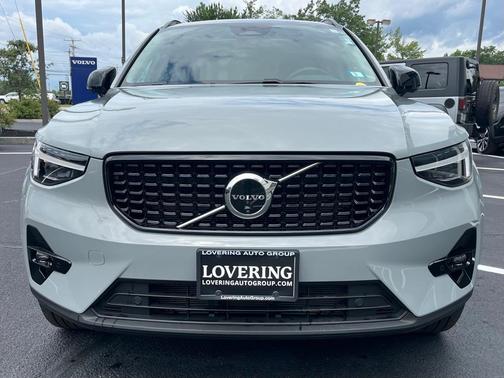 2024 Volvo XC40 B5 Ultimate Dark Theme