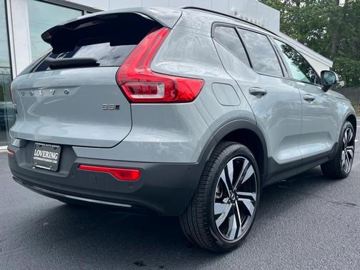 2024 Volvo XC40 B5 Ultimate Dark Theme