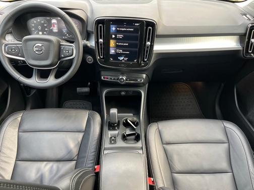 2022 Volvo XC40 T5 Momentum