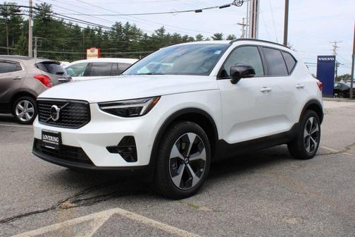 2025 Volvo XC40 B5 Plus Dark Theme