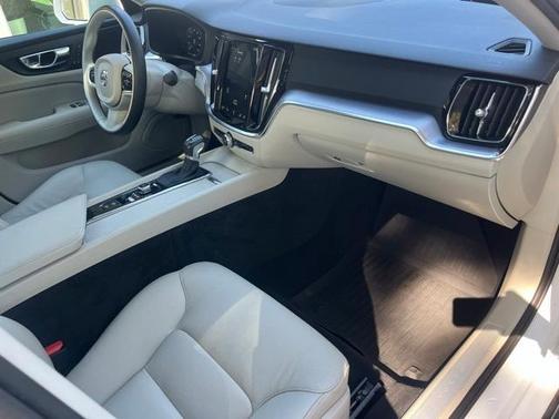 2020 Volvo S60 T6 Momentum