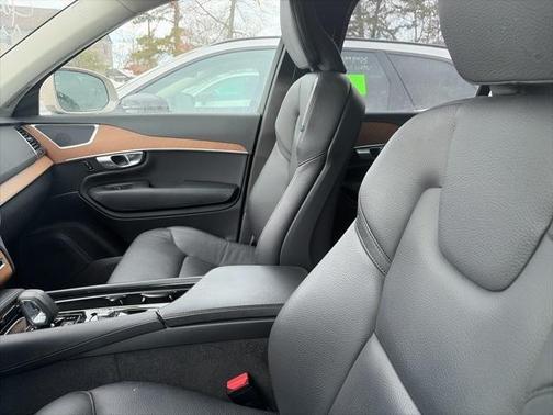 2024 Volvo XC90 B6 Plus Bright Theme 6-Seater