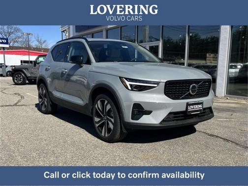 2025 Volvo XC40 B5 Plus Dark Theme