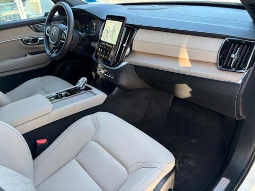 2025 Volvo XC90 B5 Plus