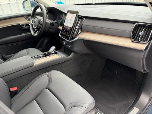 2025 Volvo XC90 B5 Plus