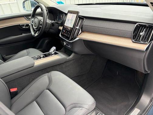 2025 Volvo XC90 B5 Plus