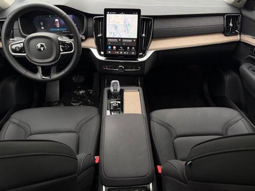 2025 Volvo XC90 B5 Plus