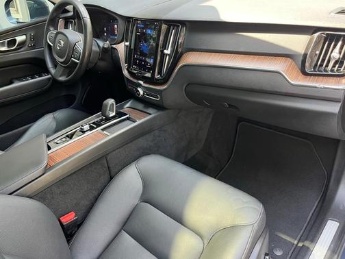 2022 Volvo XC60 B5 Momentum