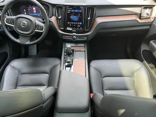 2022 Volvo XC60 B5 Momentum