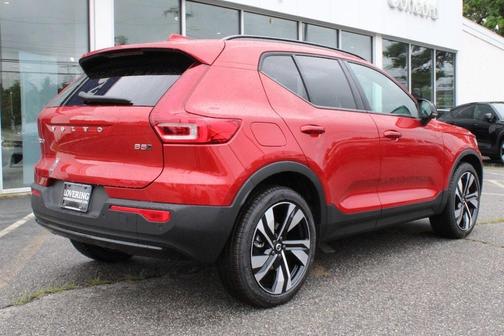 2025 Volvo XC40 B5 Plus Dark Theme