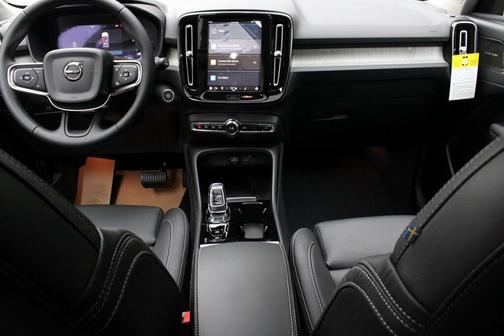 2025 Volvo XC40 B5 Plus Dark Theme